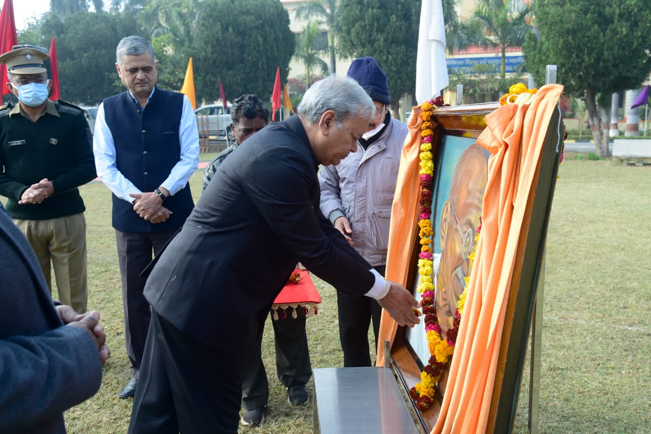 Hon’ble Vice-Chancellor paying floral tribute to Bapuji on the occasion of Republic day 2022