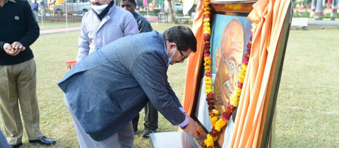 dsw-paying-floral-tribute-to-bapuji-on-the-occasion-of-republic-day-2022