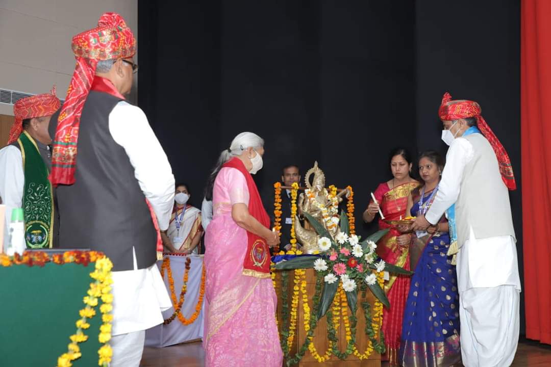 lighting-of-lamp-by-honble-chancellor-of-the-university