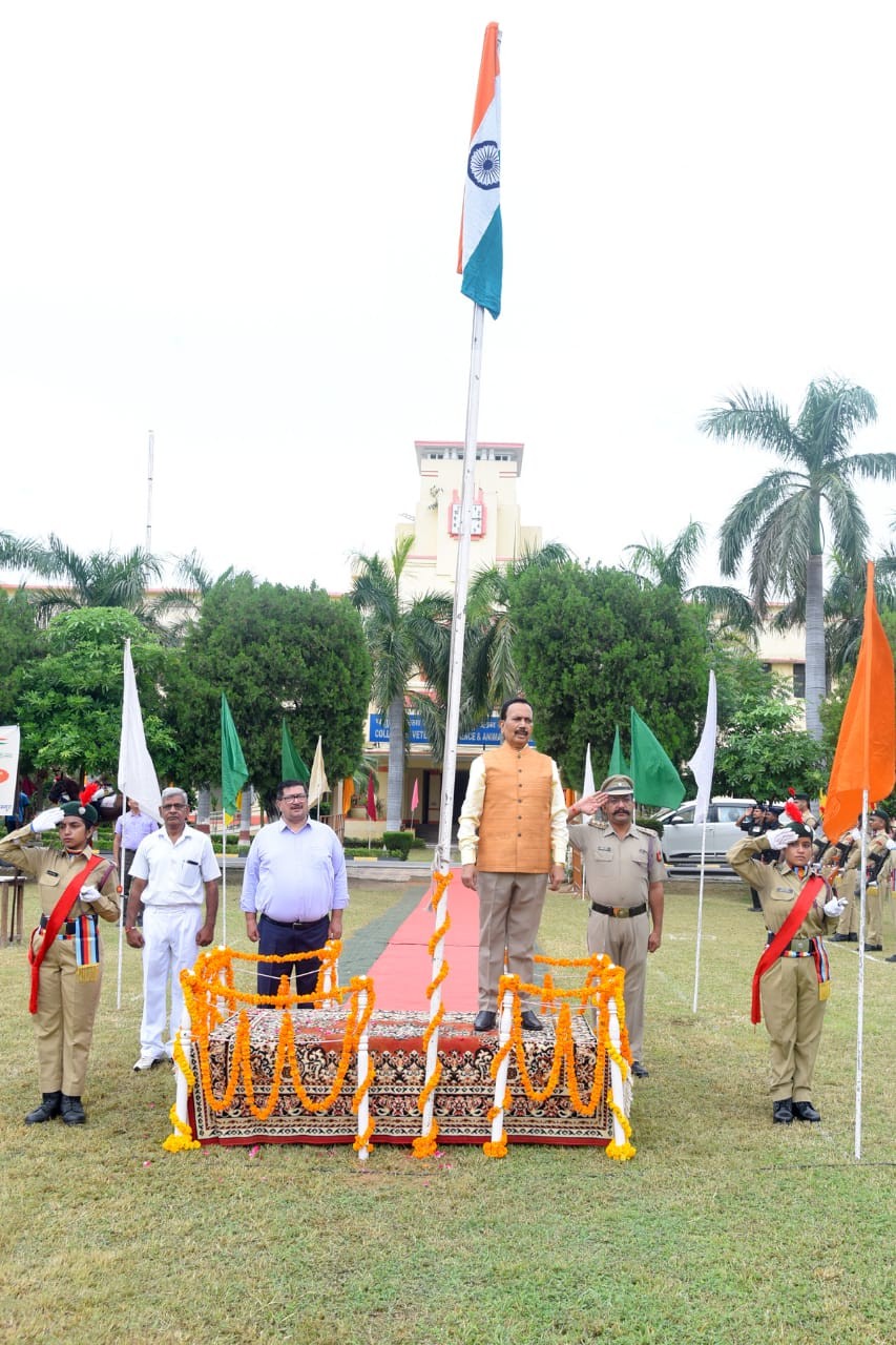 Hon’ble Vice-chancellor Hoisting the National Flag – Independence Day 2022