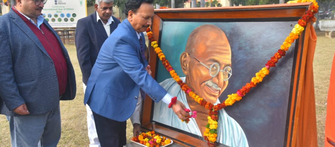 honble-vice-chancellor-paying-floral-tribute-to-bapuji-on-the-occasion-of-republic-day-2023