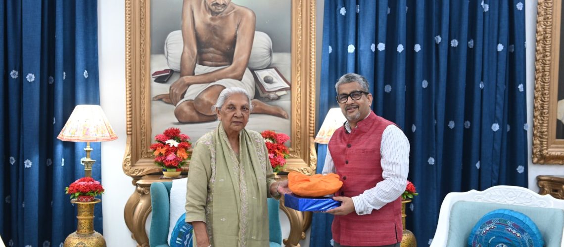 on-13-09-2025-the-vice-chancellor-of-the-university-dr-abhijit-mitra-met-the-honble-governor-of-uttar-pradesh-and-chancellor-of-the-university-smt-anandiben-patel-at-rajbhavan-lucknow-and