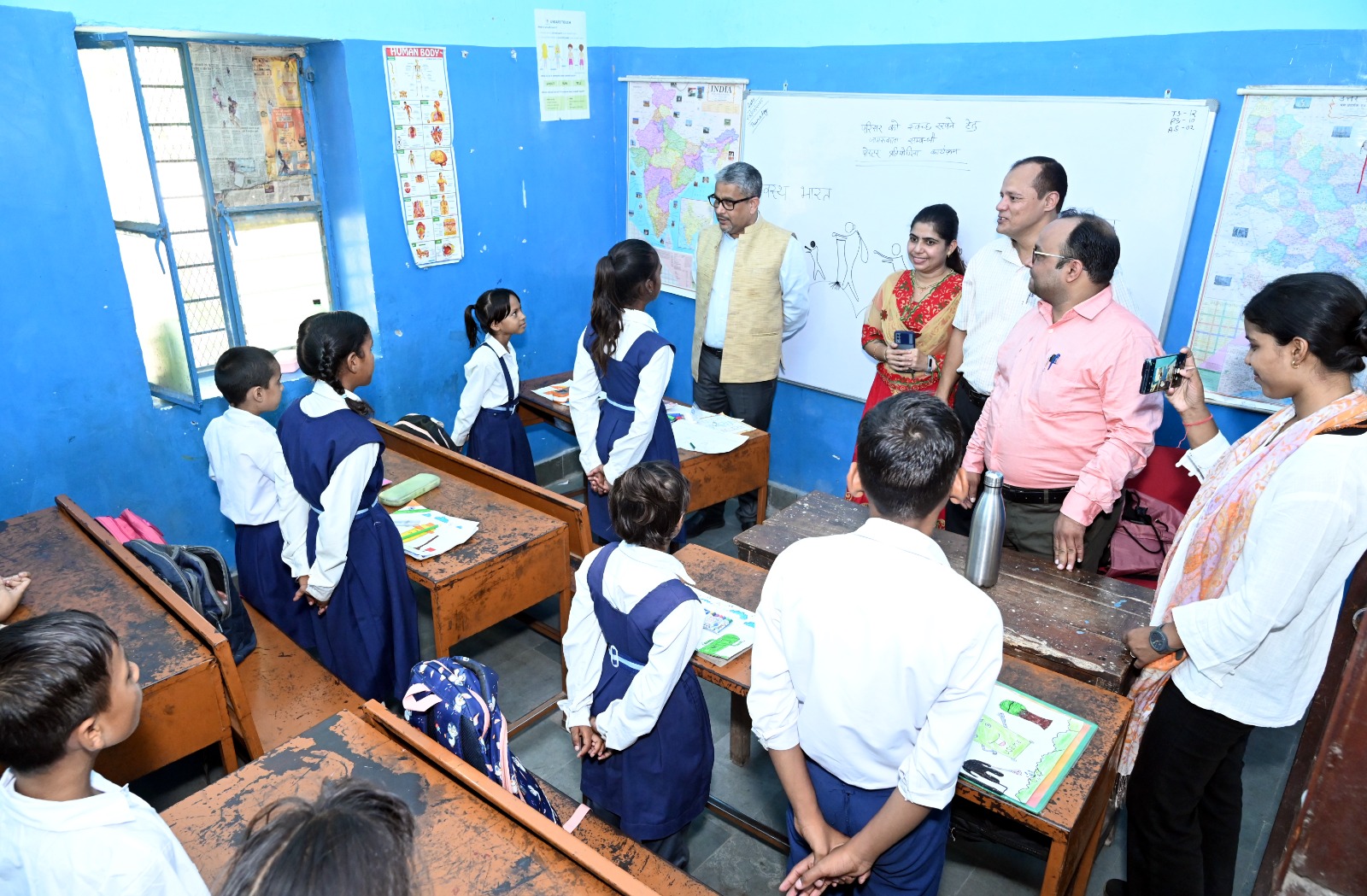 DUVASU, मथुरा के छावनी परिषद प्राथमिक विद्यालय के नन्हें बच्चों ने पोस्टर प्रतियोगिता और नुक्कड़ नाटक के माध्यम से दिया स्वच्छता का अनोखा संदेश – “स्वच्छता को अपनाना है”
